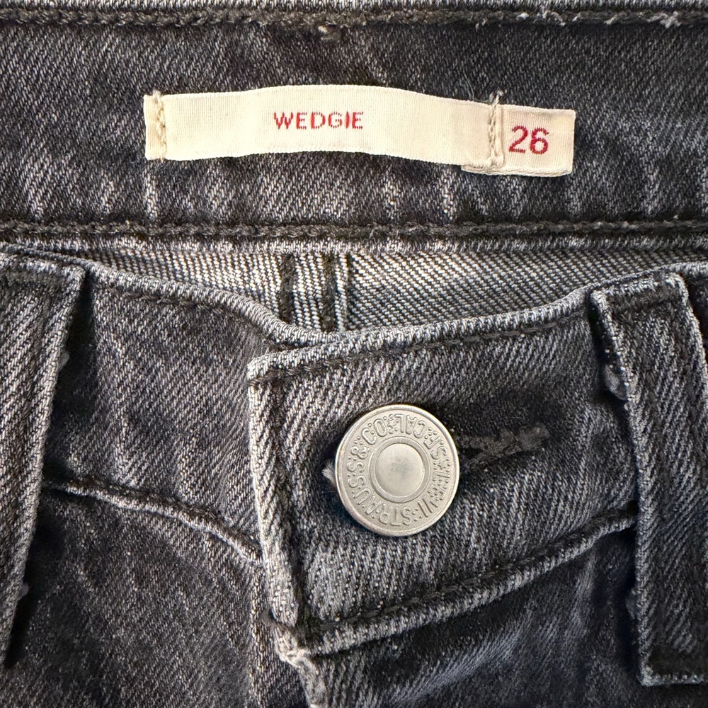 Levi’s Wedgie Straight Leg Jeans Well Worn Black Gray Wash Size 26 High Rise - Picture 4 of 5